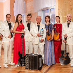 Камерно-инструментальный ансамбль «Киевская Русь» и артисты Луганской академической филармонии.