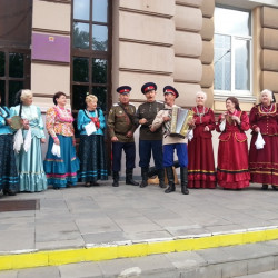 Новочеркасские творческие коллективы выступили на избирательных участках