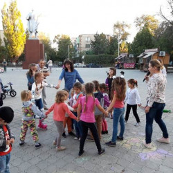 На площади перед Домом культуры мкр. Октябрьский отметили День рождения «Смайлика»