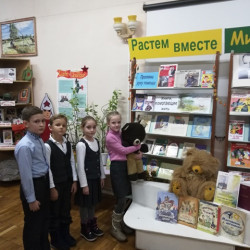 В Центральной городской детской библиотеке им. А. Гайдара библиотекари провели цикл бесед под названием «Протяни руку помощи»