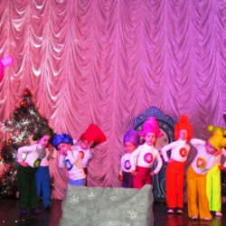 В Доме культуры мкр. Ключевое состоялась премьера новогодней театрализованной программы «Новогодние приключения»