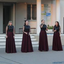 На площади перед Домом культуры мкр. Ключевое состоялся концерт Академического хора г. Новочеркасска