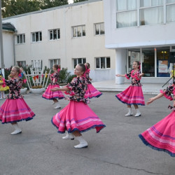 На площади перед Дворцом культуры мкр. Донской прошли мероприятия, приуроченные к празднованию 82-й годовщины образования Ростовской области