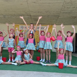 В Александровском парке прошла конкурсно-игровая программа "Здравствуй, школа!"