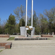 Братская могила воинов, погибших в годы Великой Отечественной войны и  240 одиночных захоронений 