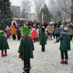 В микрорайоне Октябрьский состоялось торжественное открытие  новогодней елки
