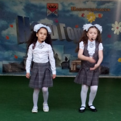 В Александровском парке прошла концертно-игровая программа «До свидания, школа!»