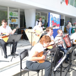 На площади перед Дворцом культуры мкр. Донской День России отметили сразу несколькими яркими мероприятиями