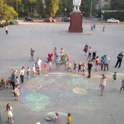 На площади перед Домом культуры мкр. Октябрьский прошла экологическая акция «Зеленая планета»