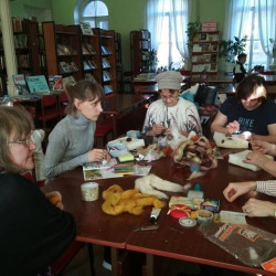  В клубе "Очаровательный мир творчества" при Центральной городской библиотеке им. А.С. Пушкина прошел мастер-класс по изготовлению- "валянию" броши - собачки, символа 2018 года