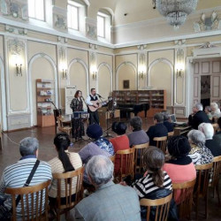 В Центральной городской библиотеке им. А.С. Пушкина прошел творческий вечер арт-фолк дуэта 