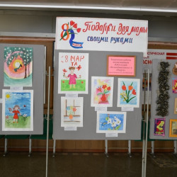  В фойе Дворца культуры мкр. Донской открылась выставка "Подарки нашим мамам".