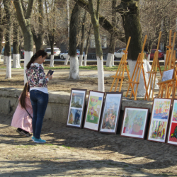 В светлый праздник Воскресения Христова на площади перед Патриаршим Вознесенским войсковым всеказачьим кафедральным собором Детская художественная школа им. Н.Н. Дубовского представила выставку детских работ