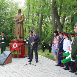 На переулке Рощинском и в микрорайоне Луговой у памятника советскому солдату, прошли торжественные митинги, посвященные 73-й годовщине Победы советского народа в Великой Отечественной войне