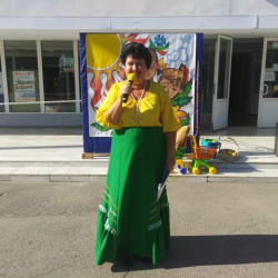На площади перед Дворцом культуры мкр. Донской состоялась развлекательная программа "Яблочко медовое"