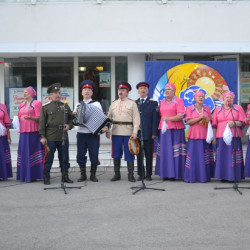 На площади перед Дворцом культуры микрорайона Донской состоялась концертная программа, посвященная 265-й годовщине со дня рождения М.И. Платова