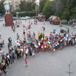 На площади перед Домом культуры мкр. Октябрьский прошел митинг-концерт и акция памяти