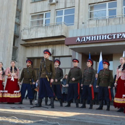 Перед зданием Администрации города прошел митинг-концерт