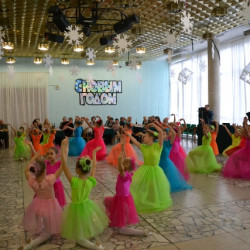 Во Дворце культуры мкр. Донской прошел вечер отдыха для ветеранов-энергетиков