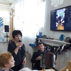 В Доме культуры мкр. Октябрьский ветераны и гости заглянули на Новогодний огонек, который ежегодно проходит в стенах ДК