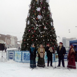 Театрализованное праздничное мероприятие, посвященное Новому году, прошло у городской ели