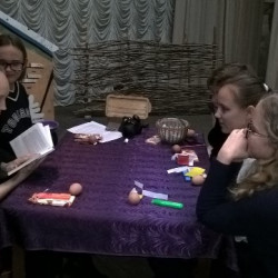Во Дворце культуры мкр. Донской состоялась познавательная программа, подготовленная и проведенная участниками молодежного театра «Ровесник», «Святки - гадания да колядки!»