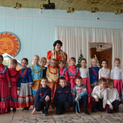 Во Дворце культуры мкр. Донской в клубе «Донские традиции» прошли посиделки «У наших ворот всегда хоровод»