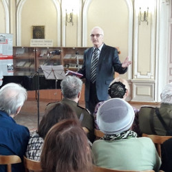  В Большом зале Центральной городской библиотеки им. А.С. Пушкина состоялась презентация книги Анатолия Борисовича Кириченко "Алый свет" 