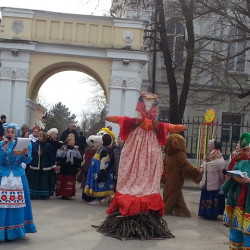 Весело, задорно, с русским размахом прошла концертно-игровая программа "Широкая масленица" для жителей и гостей города у Атаманского дворца