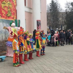 На площади перед Домом культуры мкр. Октябрьский состоялось театрализованное представление «Масленичный круговорот на гулянье народ зовет»