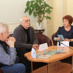 В Донском театре драмы и комедии им. В.Ф. Комиссаржевской прошла пресс-конференция, посвященная премьере пьесы Эдуардо де Филиппо «Цилиндр»
