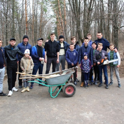 В парковой зоне микрорайона Ключевое и на детских площадках прошел субботник