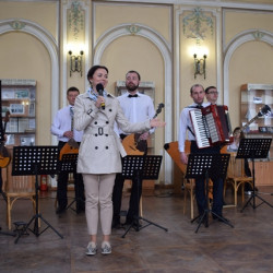 В  Большом зале Центральной городской библиотеки им. А.С. Пушкина муниципальный ансамбль русских народных инструментов «Донские узоры» представил новую концертную  программу «Там за облаками»