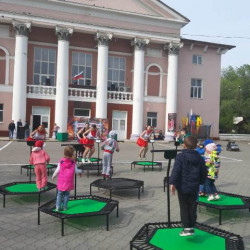 1 мая коллективом Дома культуры мкр. Октябрьский для жителей микрорайона Октябрьский была организована обширная развлекательная программа