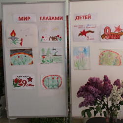 В фойе Дома культуры мкр. Ключевое открылась выставка детских рисунков, приуроченная к Дню Победы