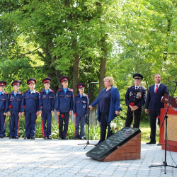 В пер. Рощинском у памятника погибшим советским воинам прошел митинг, приуроченный к 74-й годовщине Великой Победы