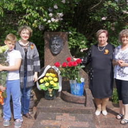 Накануне Дня Победы делегация из города Новочеркасска посетила вдову и дочь писателя, Почетного гражданина города Новочеркасска - Анатолия Вениаминовича Калинина 