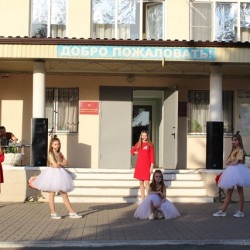 В микрорайоне Ключевое отпраздновали День города Новочеркасска праздничным концертом