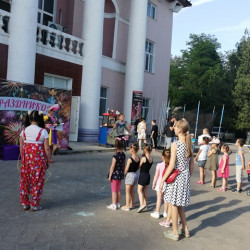 В микрорайоне Октябрьский на площади перед Домом культуры отметили День защиты детей целым рядом тематических программ