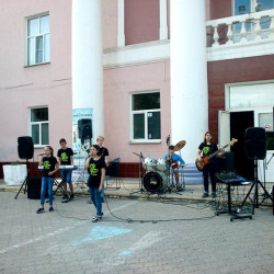 На площади перед Домом культуры мкр. Октябрьский прошел концерт Детской рок-группы =ШТОРМ=