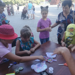 На площади перед Домом культуры мкр. Октябрьский прошла большая праздничная программа, посвященная Дню семьи, любви и верности 