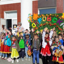 На площади перед Домом культуры мкр. Октябрьский прошла детская музыкально-познавательная программа «Покровская ярмарка»