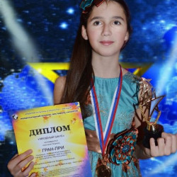Ученица Детской музыкальной школы им. П.И. Чайковского и воспитанница вокальной студии «Орфей» Центра воспитания и досуга «Эстетика» Анастасия Петренко продолжает покорять Международные конкурсы