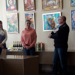 В каминном зале Центральной городской библиотеки им. А.С. Пушкина объединение "Арт-партнерство "Творческие люди" открыли выставку "Три грации"