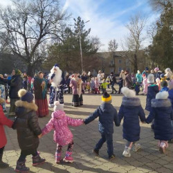 Состоялось открытие новогодней елки в мкр. Октябрьский