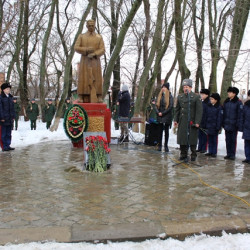 В пер. Рощинский у памятника погибшим воинам состоялся митинг, посвященный 77-й годовщине освобождения города Новочеркасска от немецко-фашистских захватчиков