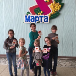 В фойе Дворца культуры мкр. Донской состоялся мастер-класс по изготовлению открыток к 8 марта