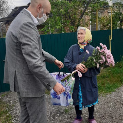 В День Победы сотрудники Городского Дома Культуры поздравили ветеранов ВОВ мкр. Татарка