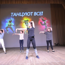 В зрительном зале Дворца культуры мкр. Донской прошла тематическая развлекательная программа «Танцуют все!» 