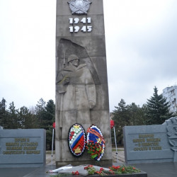 В мкр. Донской прошло торжественное возложение цветов и венков к Памятнику-стеле к 50-летию Победы в Великой Отечественной войне